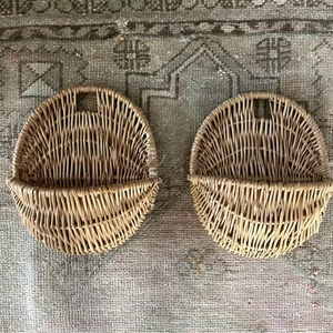 Set of Two Wicker Hanging Wall Baskets w Pockets Brown Boho Home Decor Flowers - Picture 1 of 5