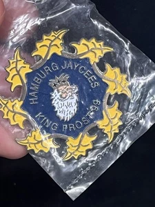 VINTAGE 1999 KING FROST PARADE HAMBURG JAYCEES PON BROOCH 1.75” - Picture 1 of 5