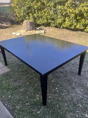 Mesa de comedor rectangular Ashley Haddigan mariposa en marrón oscuro Foto 1 de 4