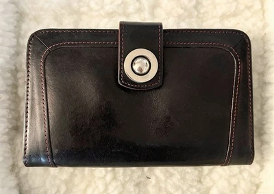 Cartera de chequera Wilson’s Pelle Studio de cuero negro con adornos rojos 12 ranuras para tarjetas en muy buen estado Foto 1 de 4