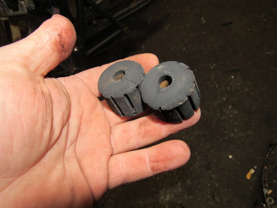 Honda CB750 1972 cauchos de montaje de tanque de gasolina Foto 1 de 1