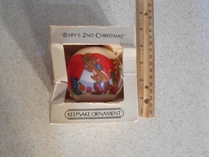 Hallmark Baby's 2nd Christmas 1984 Winnie the Pooh Bola de Satén Corona Adorno de Colección - Imagen 1 de 10
