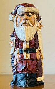 Geschnitzte quadratische Weihnachtsmannfigur aus Harzholz Volkskunst Donis Mitchell signiert 1990 neu mit Etikett - Bild 1 von 7