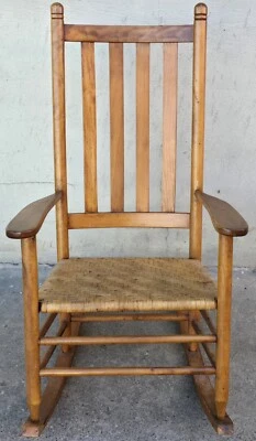 Mecedora antigua de madera con respaldo recto de roble con asiento tejido buen estado Foto 1 de 4