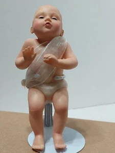 ADORABLE FIGURA DE PORCELANA VINTAGE A D G BEBÉ BAILANDO 7" CON SOPORTE - Imagen 1 de 12