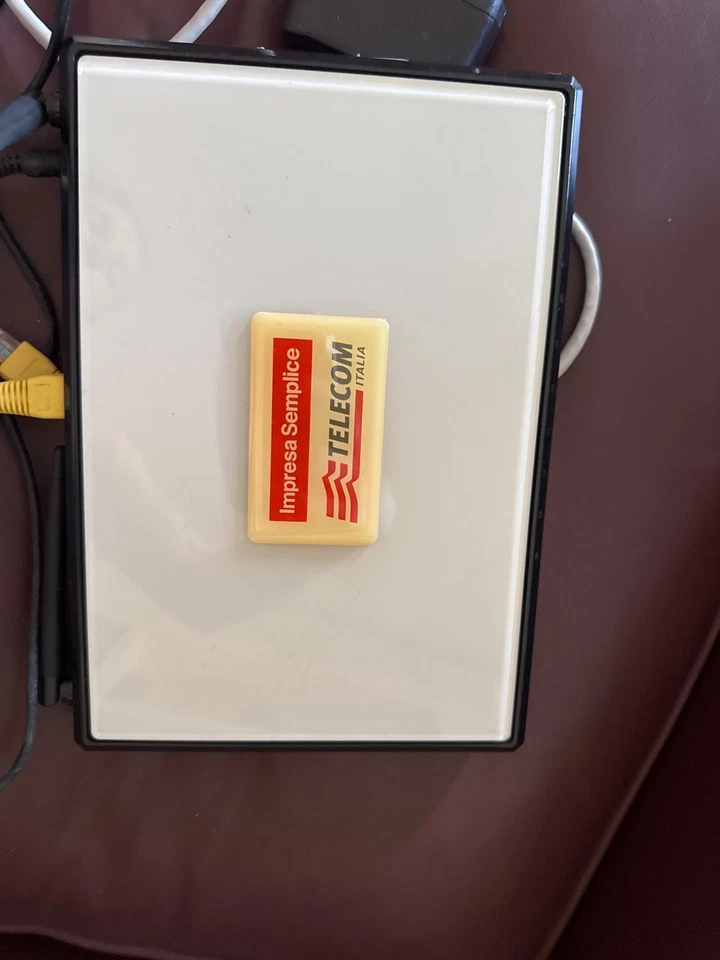 router wifi telecom impresa semplice. Bianco. Con cavi.  - Immagine 1 di 4