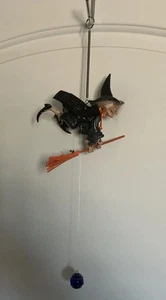 Vintage hängende fliegende Hexe Halloween Deko auf Besenstiel mit Frühling selten - Bild 1 von 13