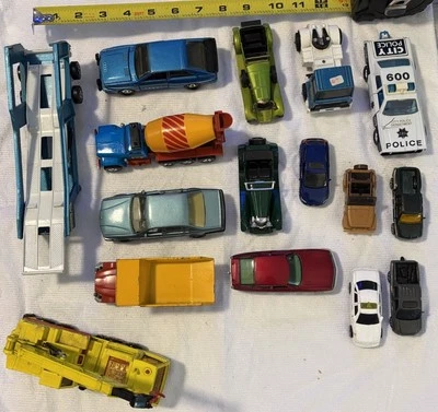Lot Of 16: Vintage Diecast MATCHBOX Vehicles - Image 1 of 4