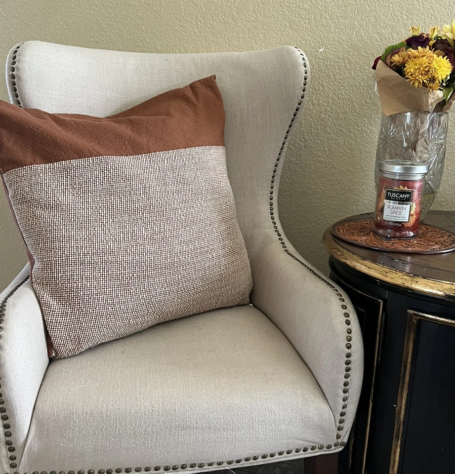 almohada umbral studio mcgee Foto 1 de 4