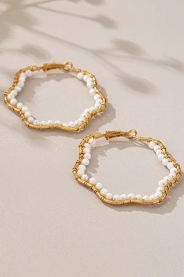 Pendientes de aro ondulados blancos con cuentas - Chapados en oro Boho Chic declaración Foto 1 de 4