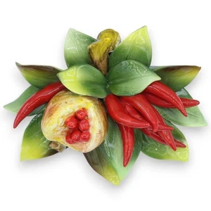 Bündel mit Zusammensetzung aus Chilischoten, Granatapfel und Blättern aus edler Keramik, - Bild 1 von 1