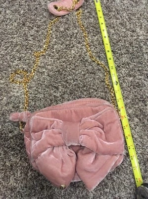 Bolso sin asas Juicy Couture de terciopelo rosa con asa de cadena dorada y lazo Foto 1 de 4