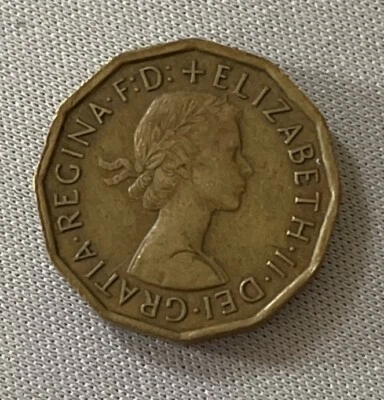 1963 UK Great Britain 3 Pence Thruppence Thrupenny Queen Elizabeth II Coin (63k) - Image 1 of 2