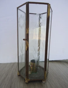 Linterna de vela cónica floral de vidrio grabado de latón de colección pátina envejecida rústica de 6,75 pulgadas - Imagen 1 de 8
