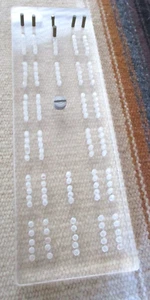 Gioco da tavolo Cribbage Lucite trasparente vintage con 6 pioli - Foto 1 di 4