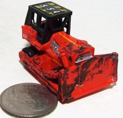 Pequeña Micro Máquina Bulldozer Vehículo de Construcción en Rojo y Negro Número 551 Foto 1 de 4