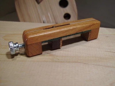 A very Cherry Appalachian Mountain Dulcimer Capo 3,4,5 y 6 cuerdas. Foto 1 de 4