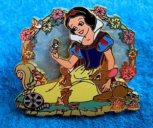 SNOW WHITE SEVEN DWARFS WALT DISNEY OFFICIAL PIN TRADING BADGE MOVIE MOMENTS - Picture 1 of 2