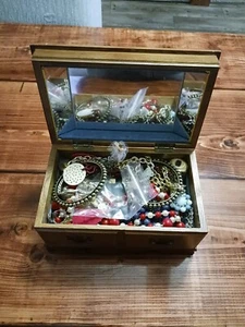 Schmuckkästchen gefüllt mit Modeschmuck - Bild 1 von 9
