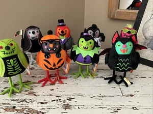 Target 2024 Hyde & EEK! Featherly Friends Halloween Birds SET COMPLETO DI 8 NUOVI - Foto 1 di 8