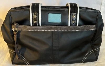 Bolsa satchel Coach Hampton Weekend cetim preta marrom-petróleo M0794 F11993 - Imagem 1 de 4