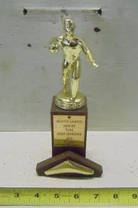 Old Vintage Trophy 1959 1960 Bowlingholz D. Carl York Pa. Am meisten verbessert - Bild 1 von 3