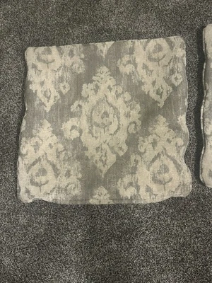 Par de fundas de almohada Pottery Barn 24x24 gris y blanco usadas  Foto 1 de 4