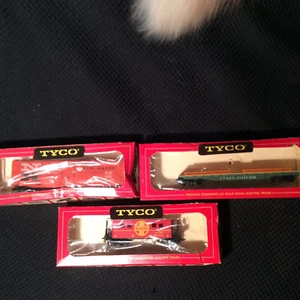 RED BOX TYCO LOT OF 3 ASSORTED FREIGHT CARS and CABOOSE - Picture 1 of 8