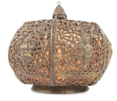 Linterna de vela colgante hexagonal de latón ornamentada del sudeste asiático | Forro original Fa Foto 1 de 4