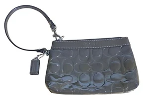 Coach Handgelenktasche Lackleder geprägt Signatur klein dunkeloliv - Bild 1 von 11