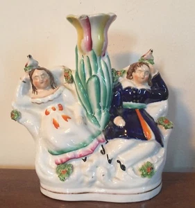 Antiguo jarrón figura de perlas Staffordshire del siglo XIX reina Victoria y Alberto - Imagen 1 de 12