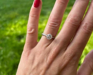 engagement ring 1.25 Ct platinum, classic round cut hardly worn - Picture 1 of 11