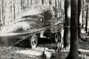 Furgoneta militar fotográfica de la Segunda Guerra Mundial camuflada con red en el bosque - Imagen 1 de 3