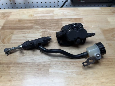 Triumph Speed Triple 1050 2016 pinza de freno trasera y cilindro maestro Foto 1 de 4