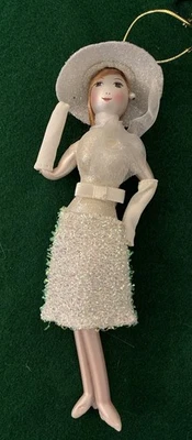 Vestido Vintage Damas Con Elegancia Colección Vidrio Adorno Navidad Todo Blanco Foto 1 de 4