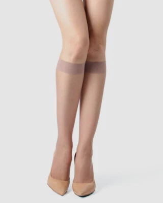 Calcetines hasta la rodilla cómodos transparentes sedosos lisos beige para mujer Natori talla única Foto 1 de 2