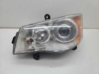Farol de halogênio 2008-2016 Chrysler Town & Country Dodge Grand Caravan fabricante de equipamento original LH - Imagem 1 de 4