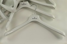 Lot de 10 cintres MONCLER en plastique 48 cm