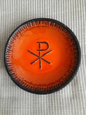 Assiette vintage décorative signée. L'assiette est en grès en très bon état - Photo 1/4