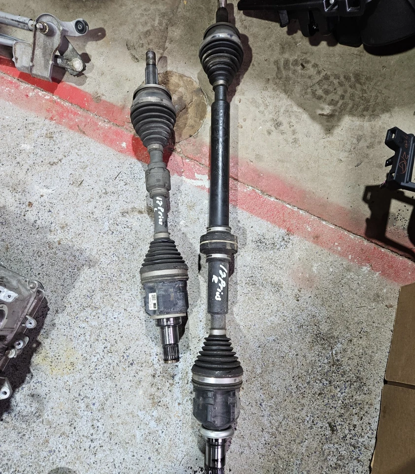 Toyota Prius 2012, eje CV del lado derecho del pasajero Foto 1 de 1