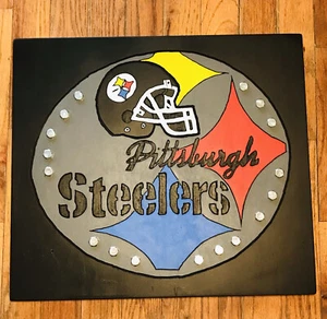 "Letrero tallado en madera de fútbol americano de los Pittsburgh Steelers NFL hecho a mano 2D 17"" L X 15"" W" - Imagen 1 de 9