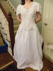 FOREVER YOURS Bridal Wedding Dress Sz 10 White Elaborate Beading 3 ft train VGUC - Picture 1 of 22