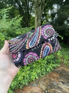 VERA BRADLEY Cartera Euro Acolchada Mediana Triple Paisley Negra Multi Floral con Cremallera - Imagen 1 de 5