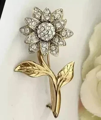 Broche prendedor de flores de diamante creado en laboratorio de corte redondo de 3 quilates con acabado en oro amarillo de 14 quilates Foto 1 de 3