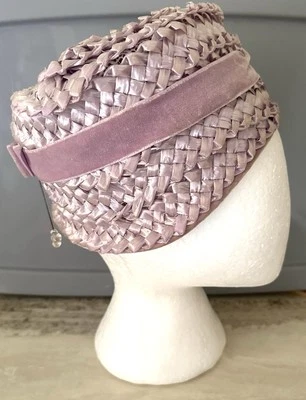 Sombrero tejido vintage años 60 LAVANDA damas con banda de terciopelo y lazo S-M talla 22 + prendedor sombrero Foto 1 de 4