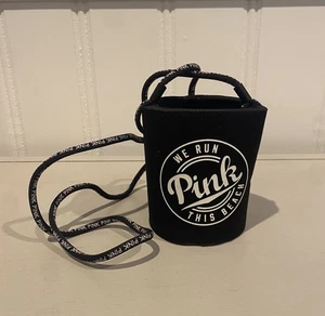 Victoria's Secret PINK schwarz "We Run This Beach" Getränkehalter Koozie mit Schlüsselband - Bild 1 von 4