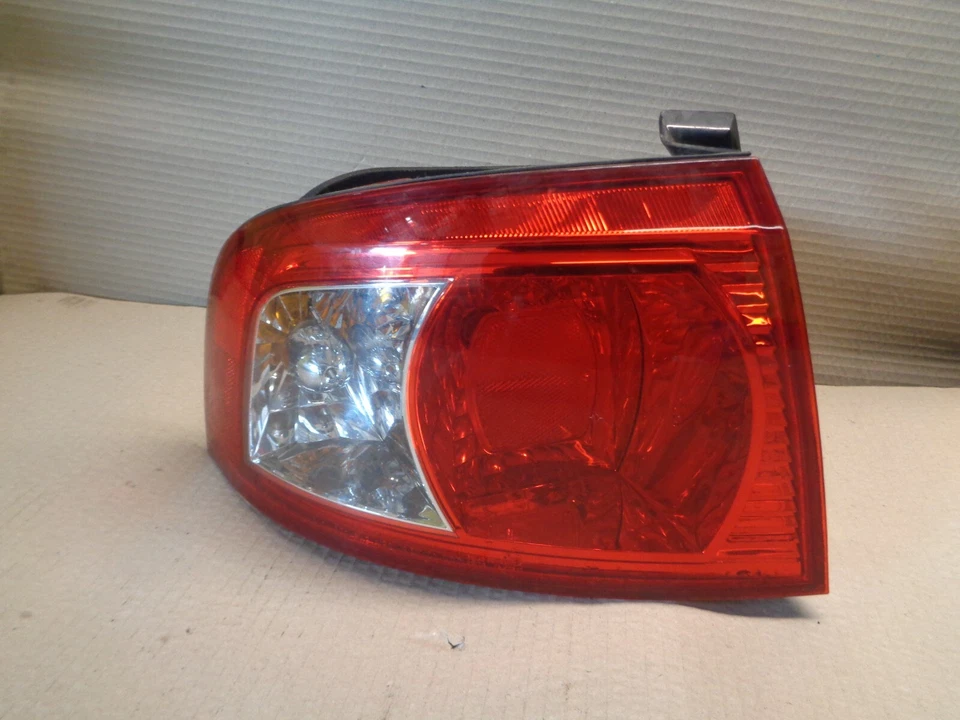 2002 KIA MAGENTIS SE 4DR GRUPO DE LUCES TRASERAS DEL LADO DEL PASAJERO Foto 1 de 2