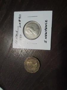 Moneda de tres peniques Gran Bretaña 1955 y 5 peniques nuevos - Imagen 1 de 2