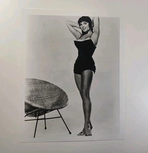 Dama Joan Collins en Traje de Baño Negro 8x10 Blanco y Negro Glam Foto Actriz Pin Up - Imagen 1 de 2