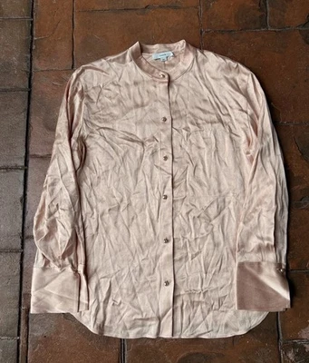 VINCE Relaxed Band Collar Shirt Medium Peach Opal Satin Faux Pearl Button - Imagem 1 de 4